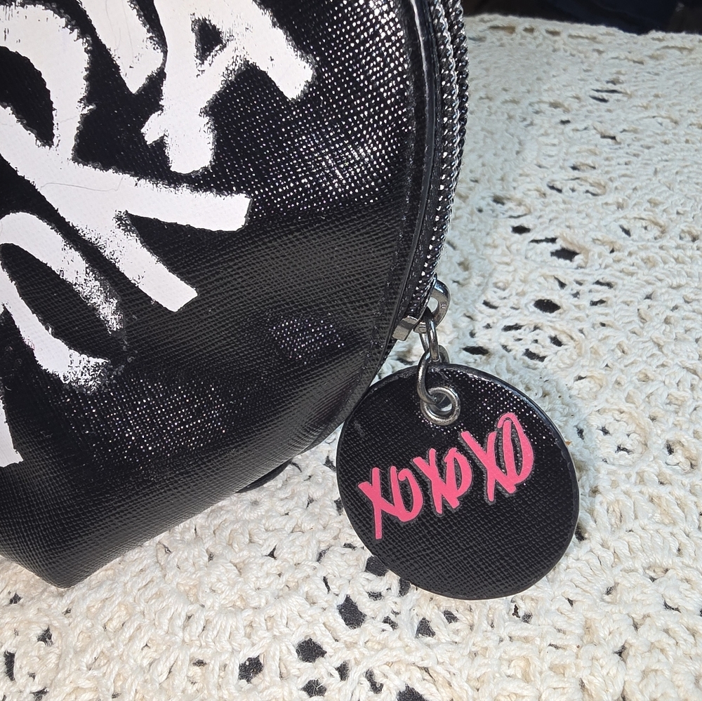 Victoria's Secret Black Heart Shaped Love Xoxo Makeup Bag Zipper Bag NWOT - Picture 2 of 8